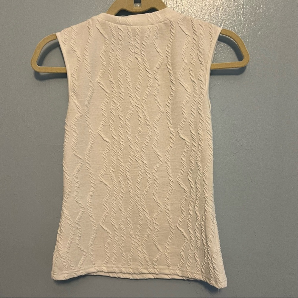 Elegant White Textured Sleeveless Top - Picture 2 of 5